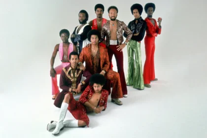 R & B group Earth Wind & Fire pose for a studio portrait circa the mid 1970s.